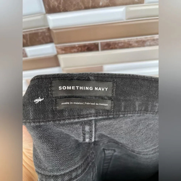 SOMETHING
NAVY Skinny Jeans with slit hem. Size 26 - Picture 8 of 13